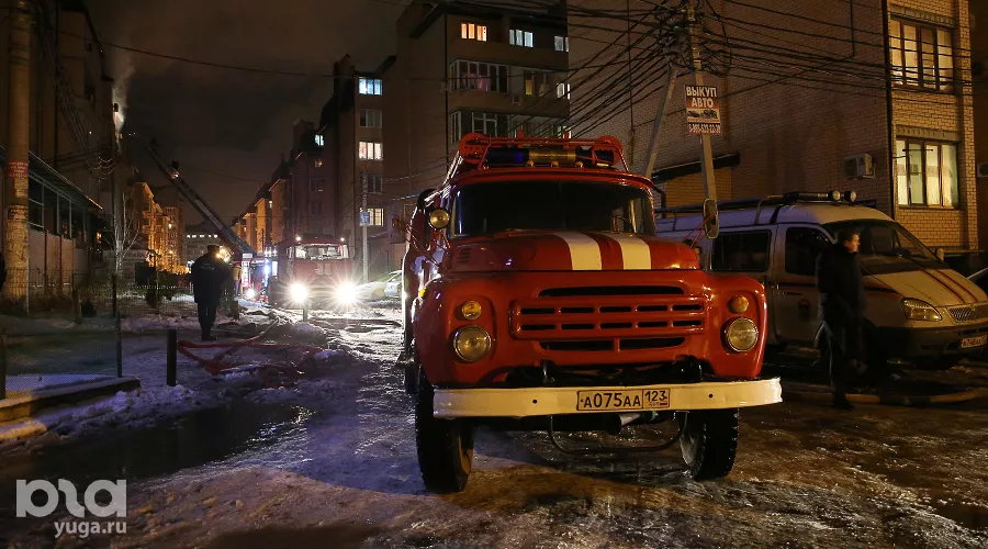 Пожар в самострое на улице Прокофьева в Краснодаре &copy;&nbsp;Фото Виталия Тимкива, Юга.ру