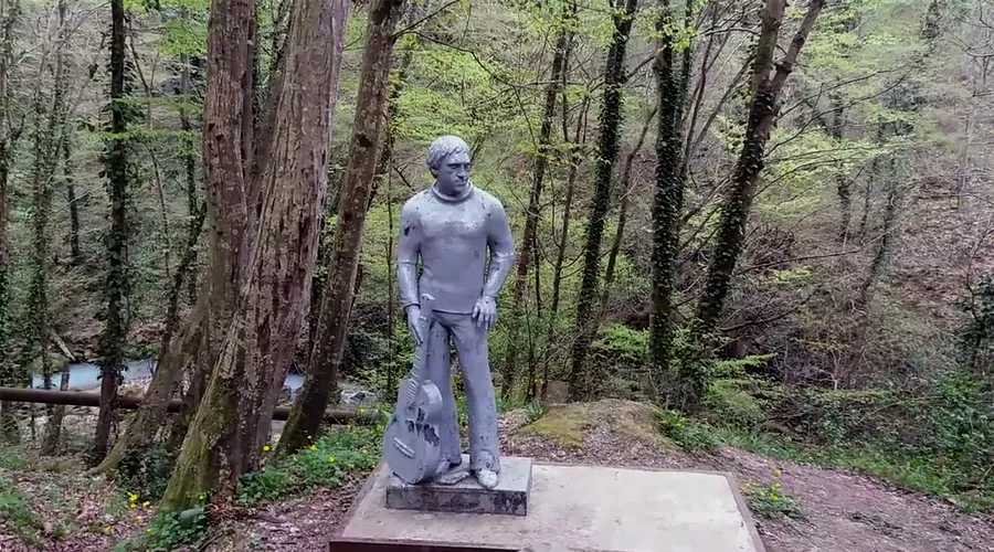 Памятник Владимиру Высоцкому &copy;&nbsp;Скриншот с видео из канала Леонида Павловича, youtube.com/channel/UC_1hXAS3rvWsgIOc-eOgoQg