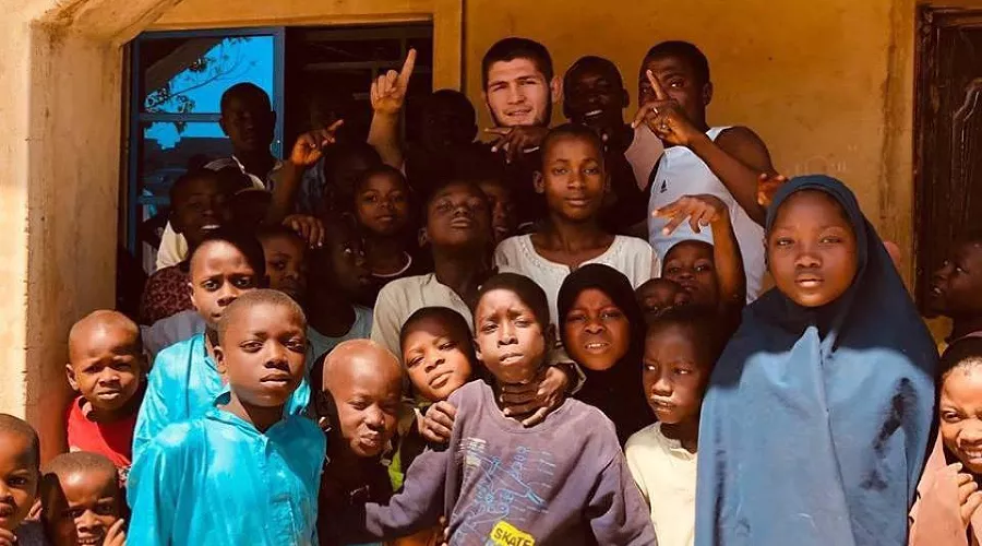 Хабиб Нурмагомедов в Нигерии &copy;&nbsp;Фото из аккаунта www.instagram.com/aliabdelaziz000/