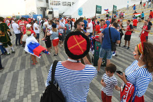 Фанаты сборных России и Хорватии перед четвертьфиналом ЧМ-2018 в Сочи © Фото Елены Синеок, Юга.ру