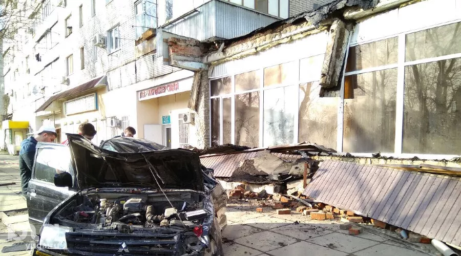 В центре Краснодара козырек дома обвалился на припаркованную машину &copy;&nbsp;Фото Виталия Тимкива, Юга.ру