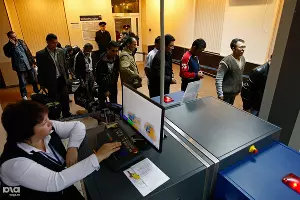 Высылка мигрантов-нелегалов из аэропорта Краснодара &copy;&nbsp;Влад Александров, ЮГА.ру