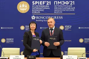 Мурат Кумпилов и София Трофимова на ПМЭФ'21 &copy;&nbsp;Фото пресс-службы администрации Адыгеи