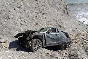 Автомобиль упал 21 мая 2022 года со смотровой площадки «800 ступеней» в Анапе &copy;&nbsp;Пресс-служба Отдела МВД по городу Анапе