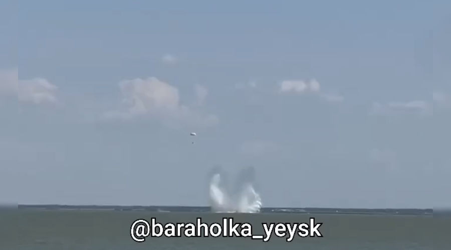 Момент падения Су-25 © Скриншот видео t.me/baraholka_yeysk