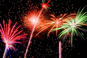 Залп батареи салютов &copy;&nbsp;Фото с сайта pirotorg.ru