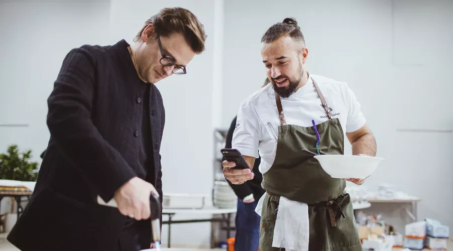 Ресторатор Борис Зарьков и бренд-шеф холдинга White Rabbit Family Владимир Мухин &copy;&nbsp;Фото предоставлено организаторами фестиваля IKRA