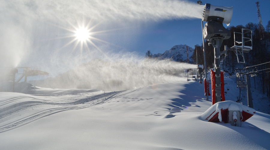 Снежная пушка в горах «Роза Хутор» © Фото пресс-службы курорта «Роза Хутор»