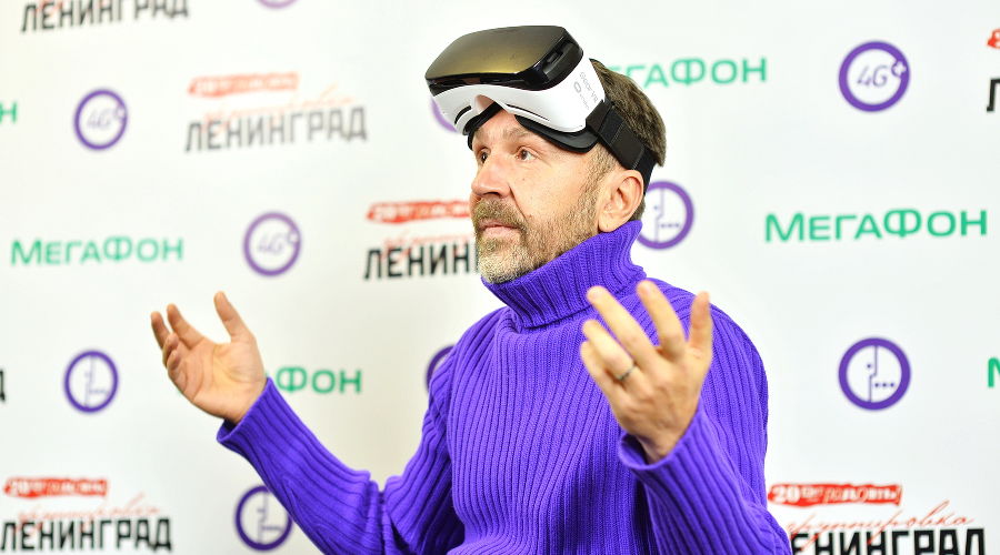 Сергей Шнуров в VR-очках. © Фото предоставлено Кавказским филиалом ПАО «МегаФон»