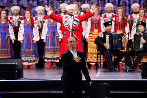 Виктор Захарченко на концерте Кубанского казачьего хора © Фото пресс-службы администрации Краснодарского края