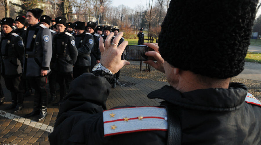 В Краснодаре состоялся смотр казаков, которые будут нести патрульную службу в Сочи во время Олимпиады © Елена Синеок, ЮГА.ру