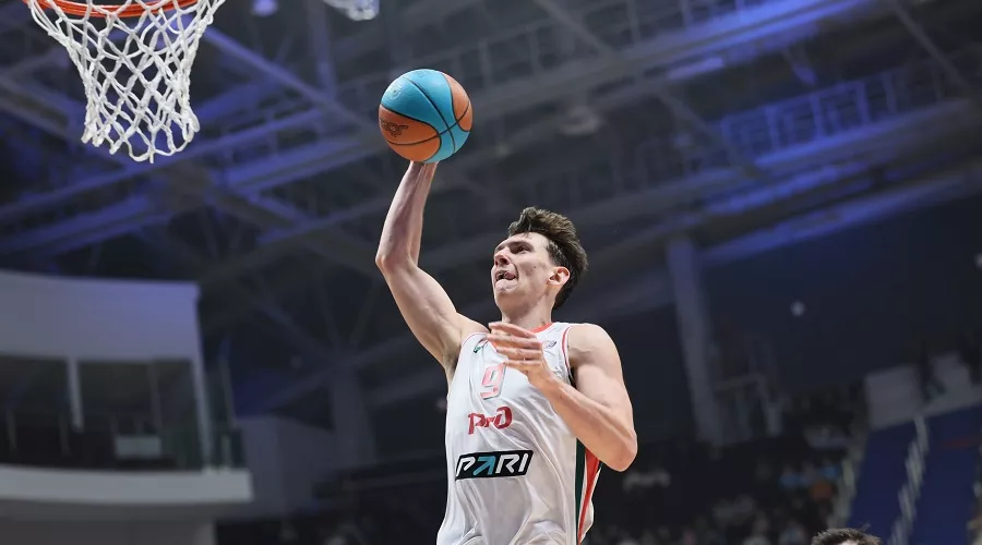 Андрей Мартюк забивает очередные 2 очка «Зениту» 24 декабря 2023 г. &copy;&nbsp;Фото предоставлено пресс-службой Единой лиги ВТБ, Vtb-league.com