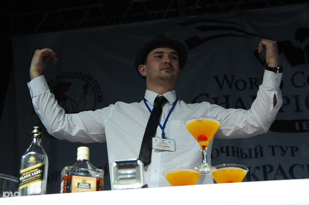 алко пинг понг. сомелье в винном баре фото. алкогольные шахматы. шашки с алкоголем. конкурс спиртных напитков.