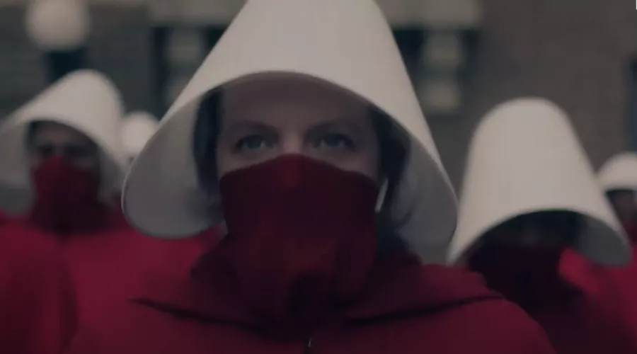 Кадр из трейлера к сериалу «Рассказ служанки» &copy;&nbsp;Скриншот видео с Rutube-канала &laquo;The Кино (Краткие пересказы фильмов)&raquo;