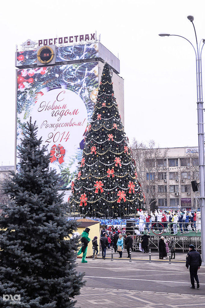 адрес елки в краснодаре. елка в краснодаре 2022. елка в центре краснодара. елка в краснодаре на театральной площади. новогодняя елка в краснодаре.