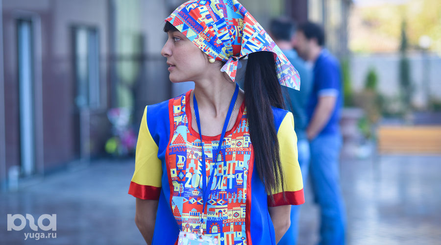 Волонтер на праздновании 2000-летия Дербента © Елена Синеок, ЮГА.ру