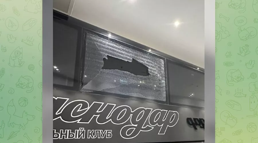 В этом автобусе 2 ноября 2025 г. футболисты «Спартака» приехали на матч с «Краснодаром» &copy;&nbsp;Скриншот публикации в телеграм-канале &laquo;У Кузьмича|Спартак&raquo;, T.me/ykuzmicha