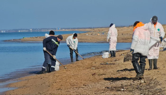 Пятно нефтепродуктов движется к берегу Анапы