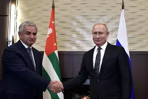 Владимир Путин и Рауль Хаджимба &copy;&nbsp;Фото пресс-службы администрации президента РФ