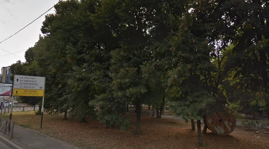 Вид на сквер со стороны улицы Дзержинского &copy;&nbsp;Скриншот страницы www.google.com/maps