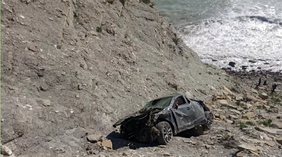 Автомобиль упал 22 мая со смотровой площадки «800 ступеней» в Анапе &copy;&nbsp;Пресс-служба Отдела МВД по городу Анапе