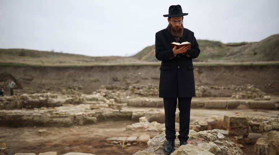 Главный раввин Краснодарского края Менахем Мендел Лазар на месте раскопок Фанагорийской синагоги &copy;&nbsp;Фото Фонда Олега Дерипаска &laquo;Вольное Дело&raquo;
