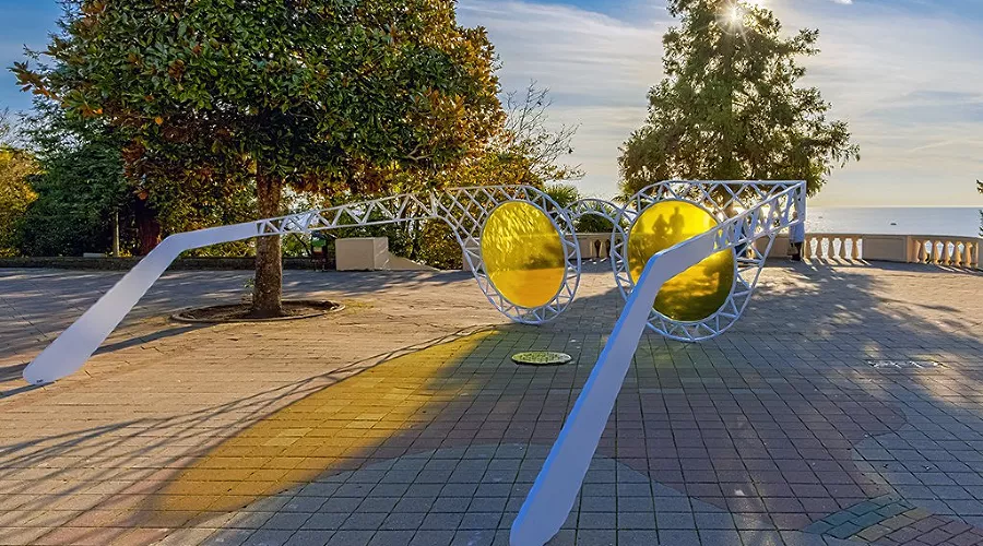 Арт-объект «Очки солнца» в Сочи &copy;&nbsp;Фото с сайта blogsochi.ru