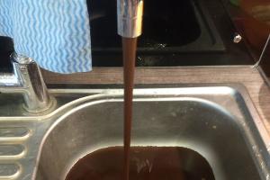 Вода, которая поступает в жилые дома Школьного микрорайона после отключений © Фото предоставлено порталу Юга.ру Еленой Геращенко