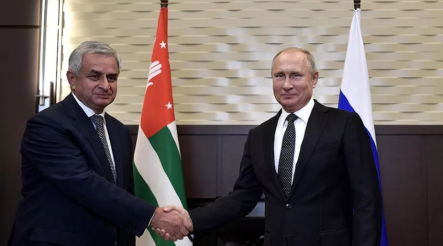 Владимир Путин и Рауль Хаджимба &copy;&nbsp;Фото пресс-службы администрации президента РФ