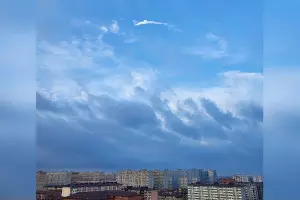 Белая полоса в небе над Краснодаром после громкого хлопка вечером 4 июня 2023 г. &copy;&nbsp;Скриншот публикации в телеграм-канале &laquo;Шанхай Краснодар&raquo;, T.me/shanhai_krasnodar