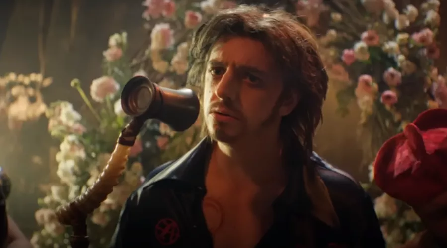 Кадр из трейлера к сериалу «Король и Шут» &copy;&nbsp;Скриншот видео с YouTube-канала &laquo;Кинопоиск Премьеры&raquo;, www.youtube.com/@kinopoisk_new