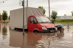 Последствия ливня на улице Московской &copy;&nbsp;Фото Дмитрия Пославского, Юга.ру