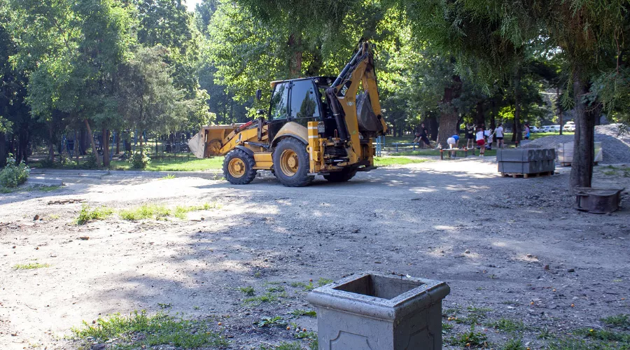 Ремонт парка у стадиона «Кубань» &copy;&nbsp;Фото Дмитрия Пославского, Юга.ру