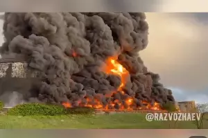 Пожар на нефтебазе в Севастополе, 29 апреля 2023 г. &copy;&nbsp;Скриншот видео телеграм-канала &laquo;РаZVожаев&raquo;, T.me/s/razvozhaev