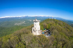 Смотровая башня на горе Ахун &copy;&nbsp;Фото Евгения Лодянова, wikipedia.org (CC BY-SA 4.0)