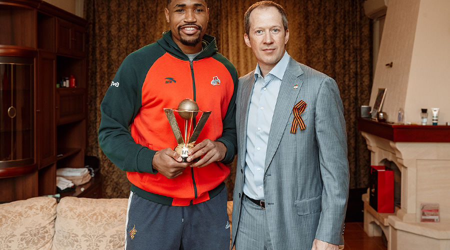 Кевин Джонс и Андрей Ведищев © Фото с официального сайта ПБК «Локомотив-Кубань», lokobasket.com