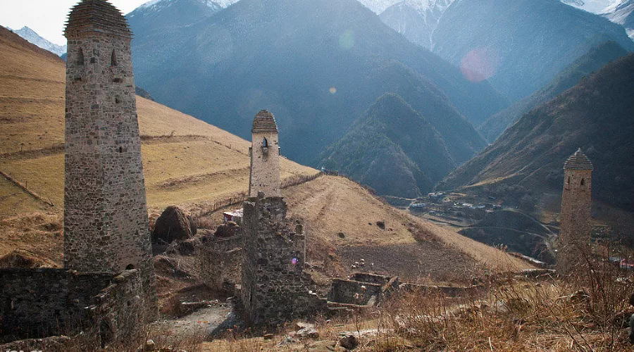 Башенный комплекс "Эрзи" в Джейрахском районе, Ингушетия &copy;&nbsp;Елена Синеок, ЮГА.ру