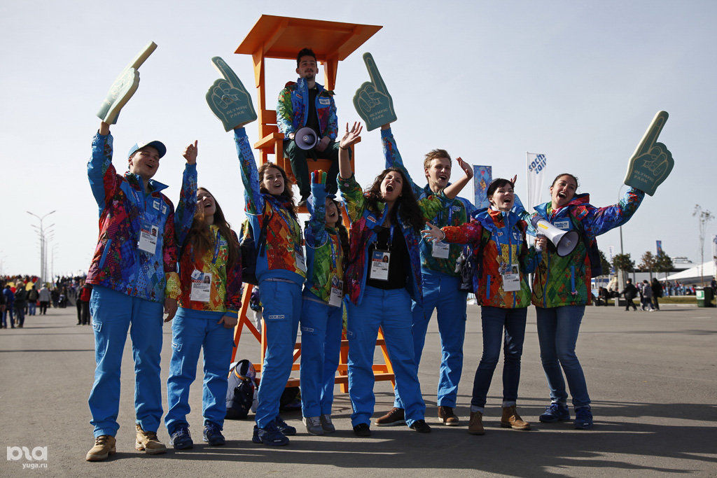 Иностранные волонтеры. Волонтеры Сочи 2014. Олимпийская эстафета волонтеров Сочи Ванкувер Сочи. Паралимпийские игры 2014 Сочи волонтеры.
