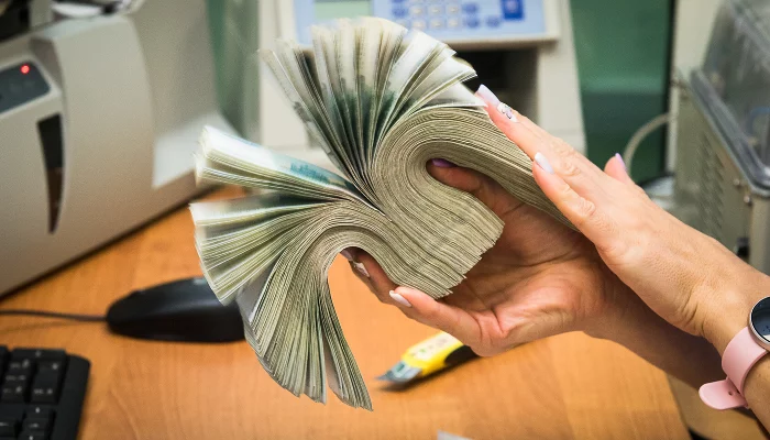 Проверка купюр в кассовом подразделении Южного ГУ Банка России &copy;&nbsp;Фото Елены Синеок, Юга.ру