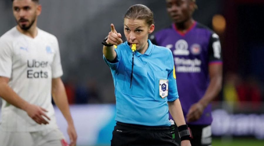 Скриншот видео ютуб-канала «Футбольные судьи»  © https://www.youtube.com/watch?v=WZlGXrIM0RI