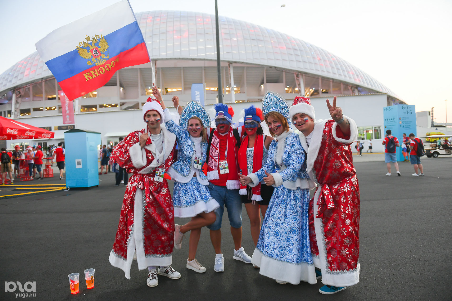 Фанаты сборных России и Хорватии перед четвертьфиналом ЧМ-2018 в Сочи © Фото Елены Синеок, Юга.ру