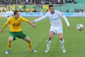 Алексей Козлов (слева) против сербского защитника "Зенита" Александра Луковича  &copy;&nbsp;ЮГА.ру, Елена Синеок