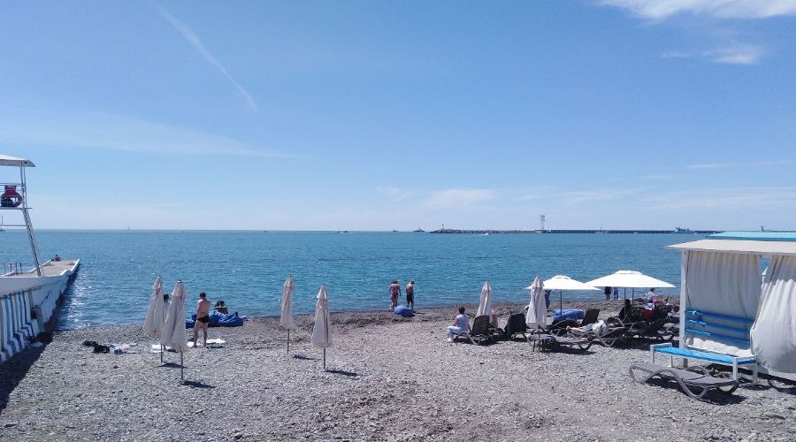 Пляж «Маяк» в Сочи, 6 мая 2021 года © Иолина Грибкова, Юга.ру