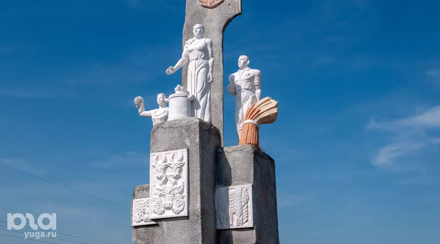 Въездная стела у поселка Коммаяк &copy;&nbsp;Фото Александра Гончаренко, Юга.ру