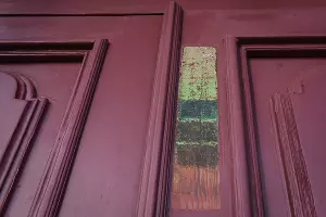 Старые слои краски специально оставили после реставрации. Дом мещан Петренко в Краснодаре, улица Буденного, 157. &copy;&nbsp;Фото Елены Синеок, Юга.ру