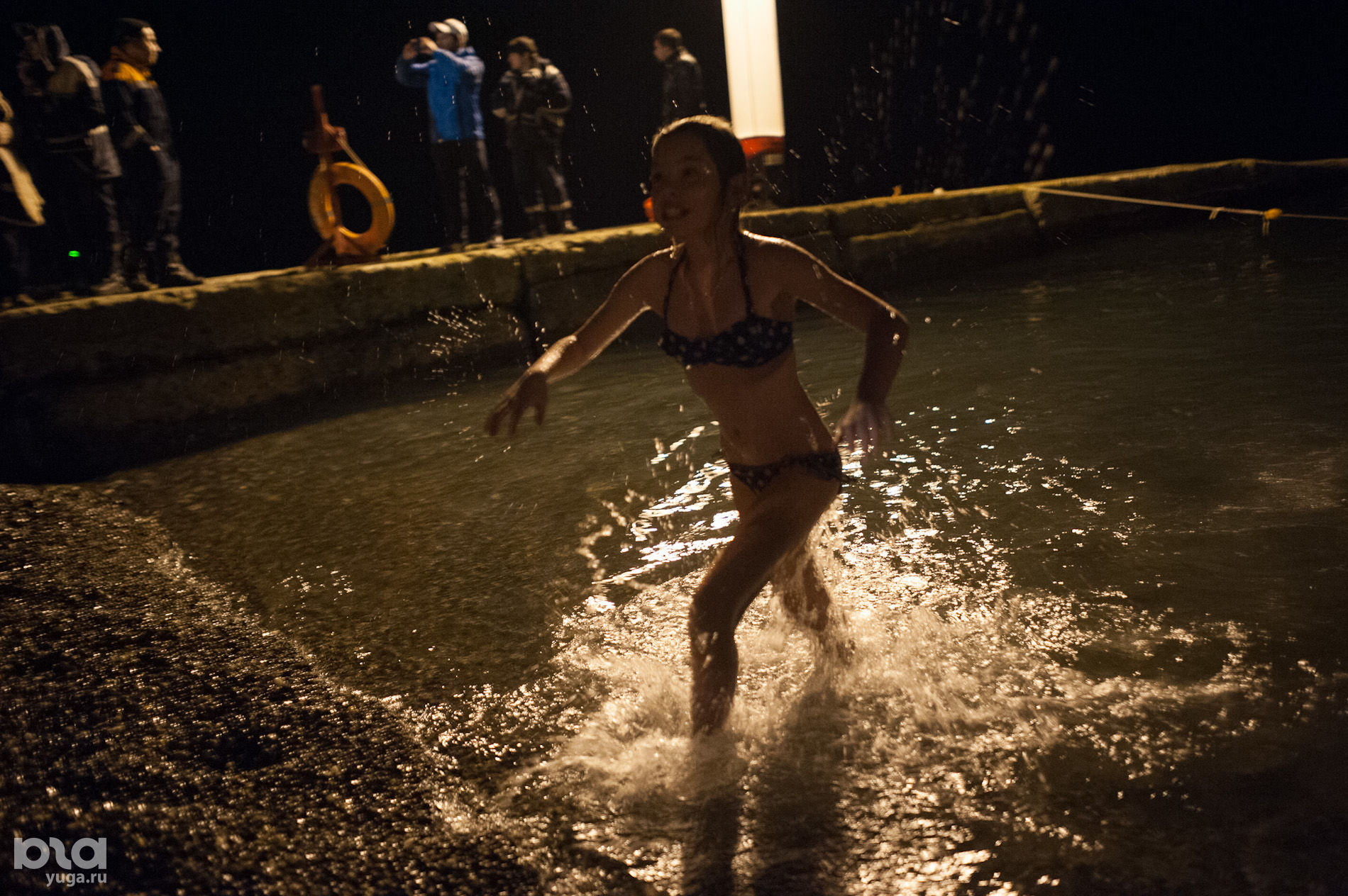 люди купаются в черном море. крещенское купание в проруби. крещение 2022 хабаровск. крещение в море. крещенские купания в сочи.