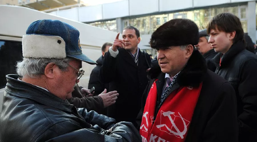 КПРФ провела в Краснодаре акцию "Пятого в пять приходите рассказать" &copy;&nbsp;Елена Синеок. ЮГА.ру