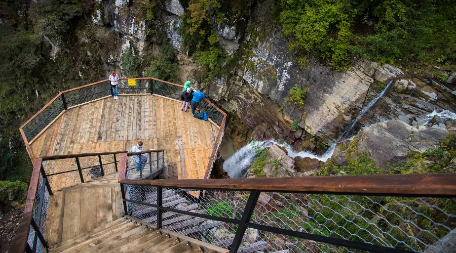 Смотровая площадка у водопада «Золотой». Курорт «Роза Хутор» &copy;&nbsp;Фото пресс-службы курорта &laquo;Роза Хутор&raquo;
