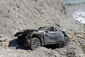 Автомобиль упал 21 мая 2022 года со смотровой площадки «800 ступеней» в Анапе © Пресс-служба Отдела МВД по городу Анапе