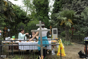 Староверы отметили Радоницу на кладбище центре Олимпийского парка в Сочи  &copy;&nbsp;Михаил Мордасов, ЮГА.ру